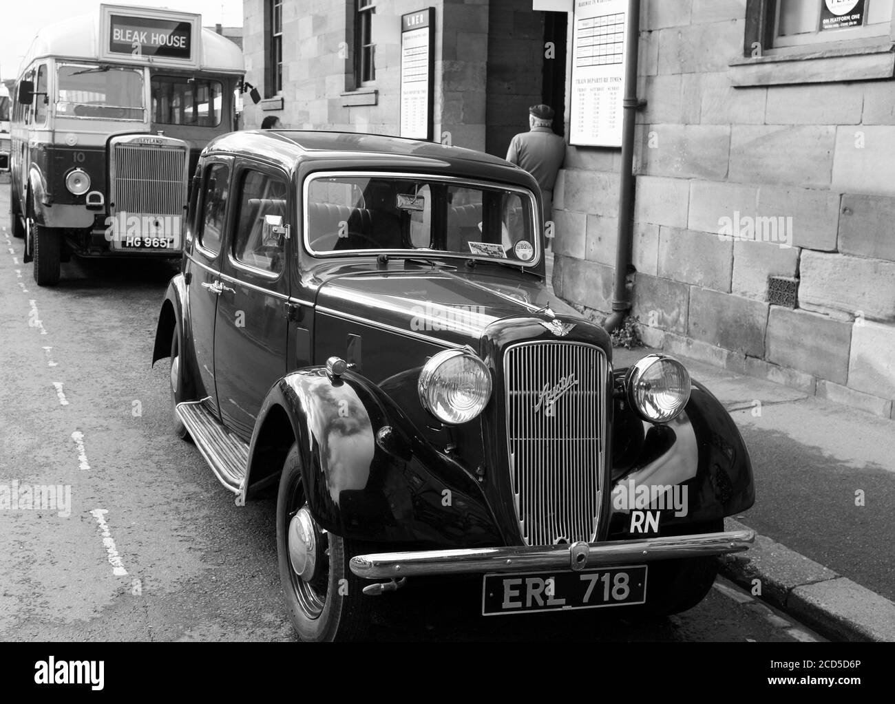 Leyland Bus & Austin 10 (Vintage Transport) Stockfoto