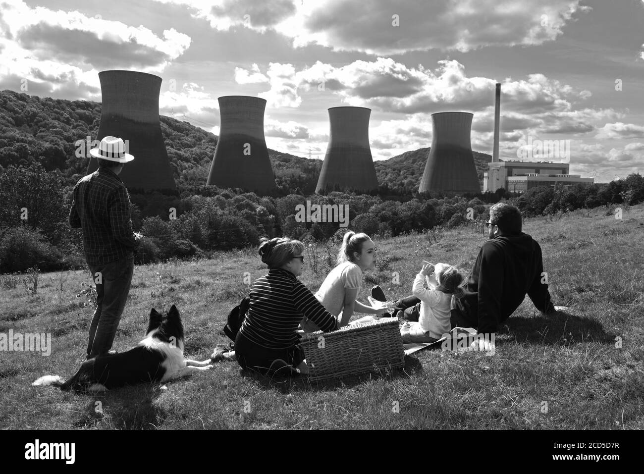 Familienpicknick auf der Strethill Meadow über den Kühltürmen des Ironbridge Power Station. Stockfoto