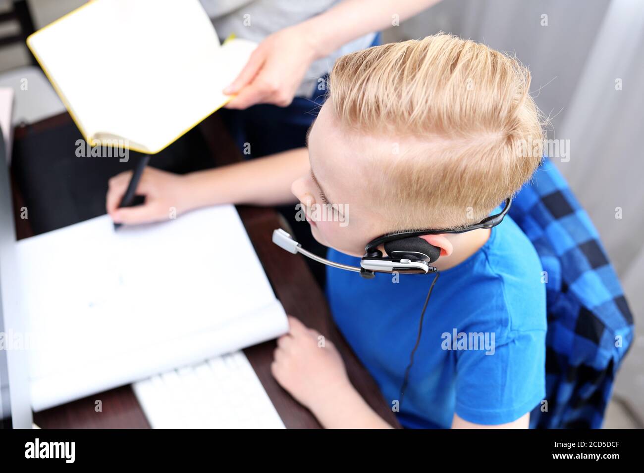 Online-Lektion.E-Learning. Schule im Internet. Das Kind lernt über das Internet, Stockfoto
