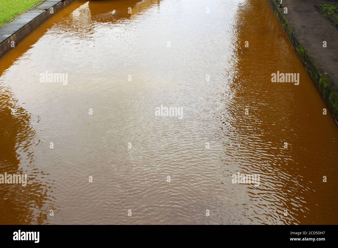 Reiche braune Farbe des Bridgewater Canal (brauner Fluss) in Worsley Dorf, England Stockfoto