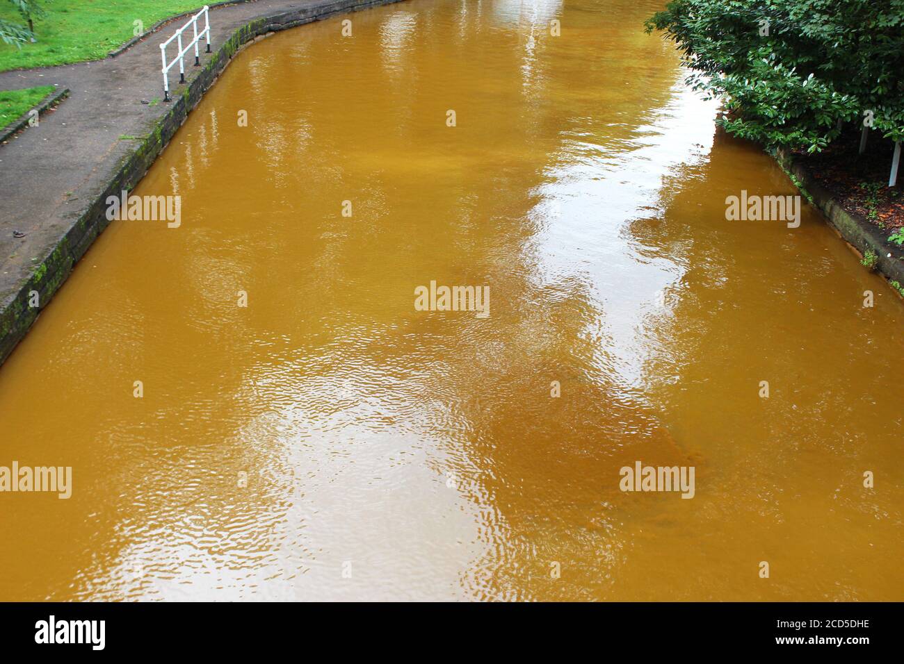 Reiche braune Farbe des Bridgewater Canal (brauner Fluss) in Worsley Dorf, England Stockfoto