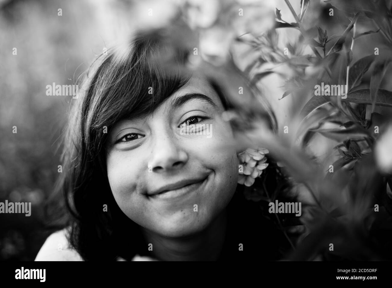 Schwarz-Weiß-Porträt von Teenager-Mädchen im Garten. Stockfoto