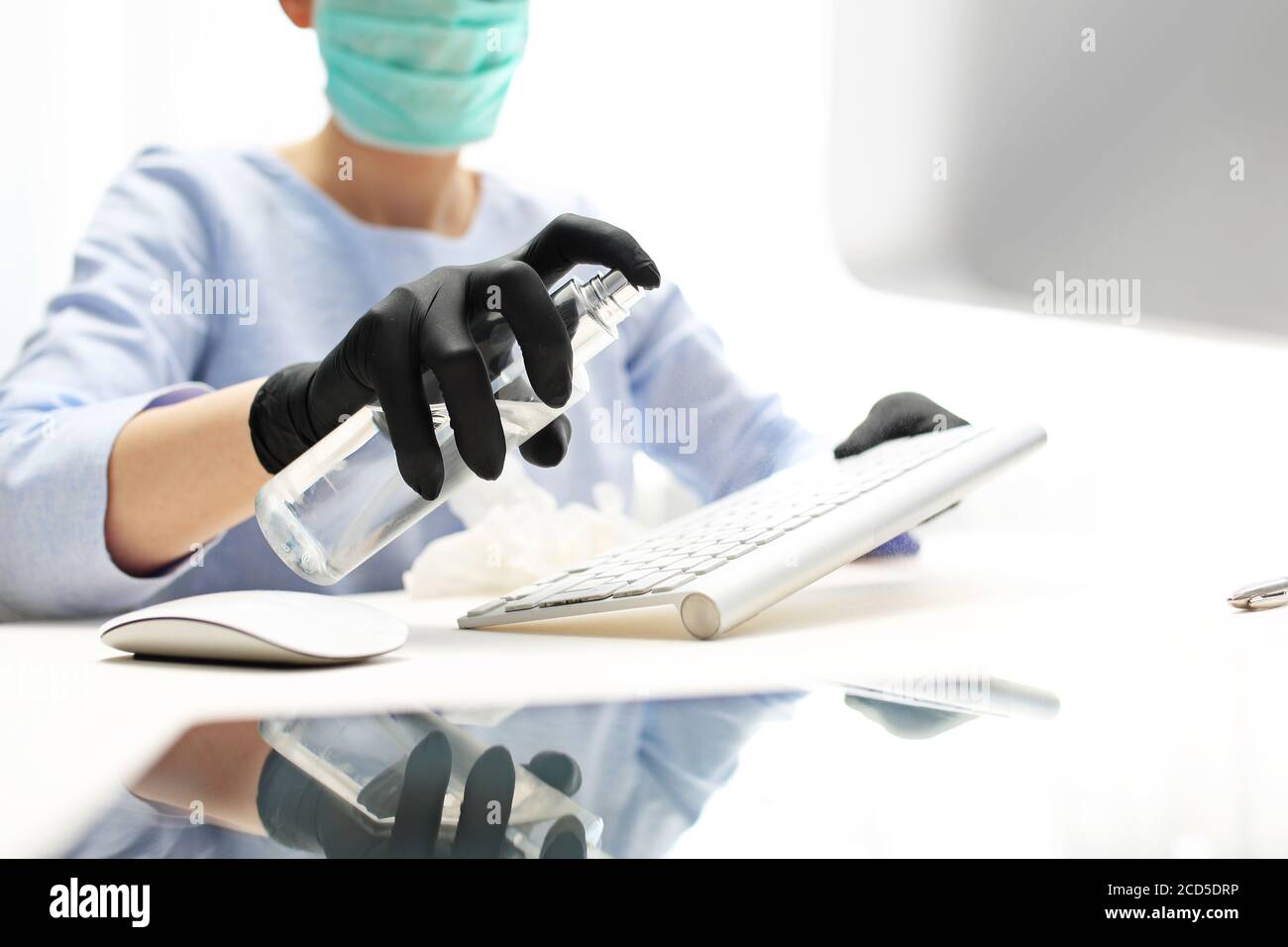 Computerdesinfektion. Desinfektion der Computertastatur. Desinfektion von Bürogeräten, Schutz vor Viren. Stockfoto