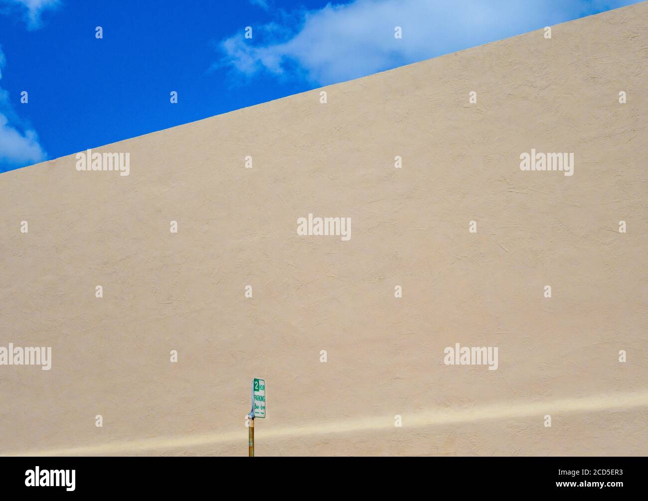 Minimalistisches Foto mit Straßenschild vor großem Grau Wand Stockfoto
