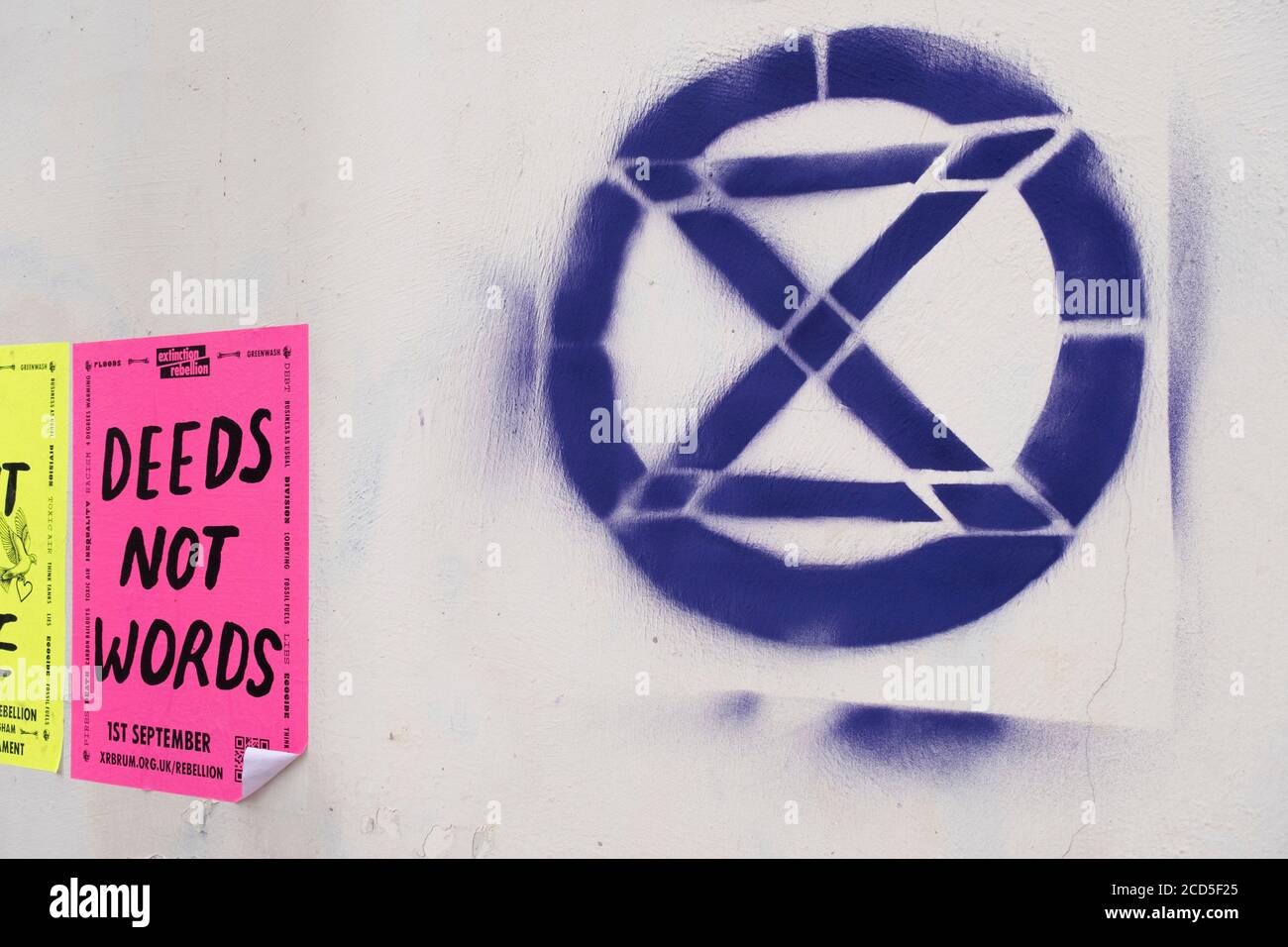 Extinction Rebellion Logo auf einer Wand am 24. August 2020 in Birmingham, Großbritannien. Extinction Rebellion ist eine Klimagruppe, die 2018 gegründet wurde und eine große Gruppe von Menschen gewonnen hat, die zu friedlichen Protesten verpflichtet sind. Diese Proteste zeigen, dass die Regierung nicht genug tut, um katastrophale Klimaveränderungen zu vermeiden und die Regierung zu fordern, radikale Maßnahmen zur Rettung des Planeten zu ergreifen. Stockfoto