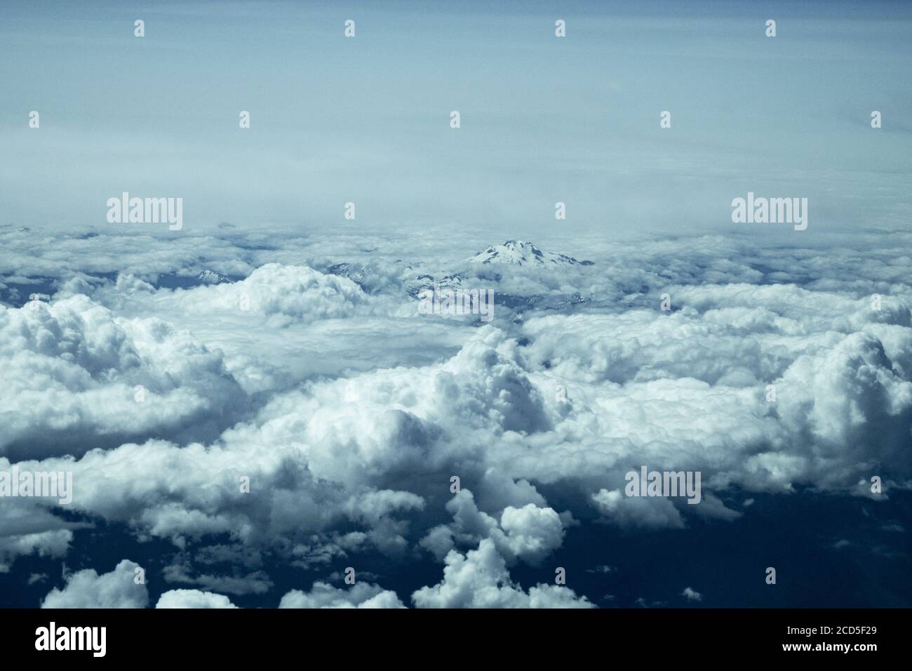 Luftaufnahme des Berggipfens, der über den Wolken aufsteigt Stockfoto