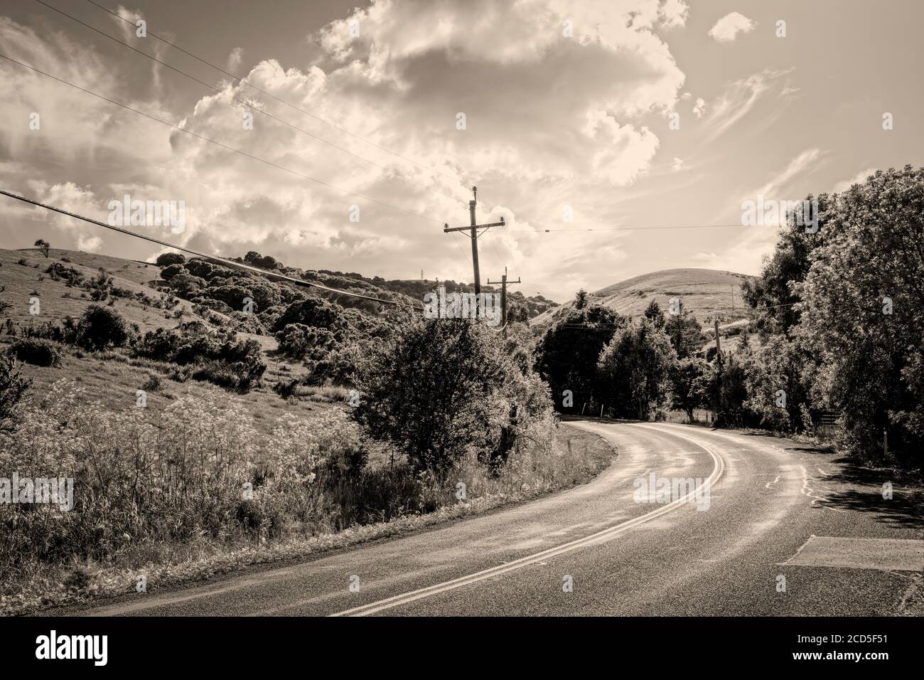 Schwarz-weiße Landschaft mit Landstraße und Hügeln, Kalifornien, USA Stockfoto
