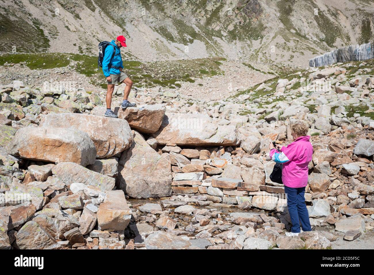 Touristen an der Quelle des Flusses Ter. Naturpark Capçaleres del Ter i del Freser. Katalonien. Spanien. Stockfoto