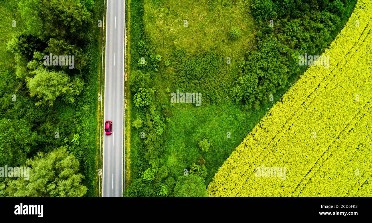 Luftaufnahme der Straße zwischen den Feldern Stockfoto