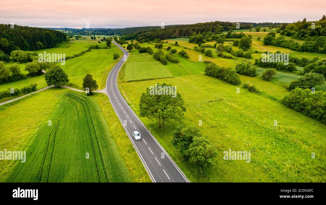 Luftaufnahme der Straße zwischen den Feldern Stockfoto