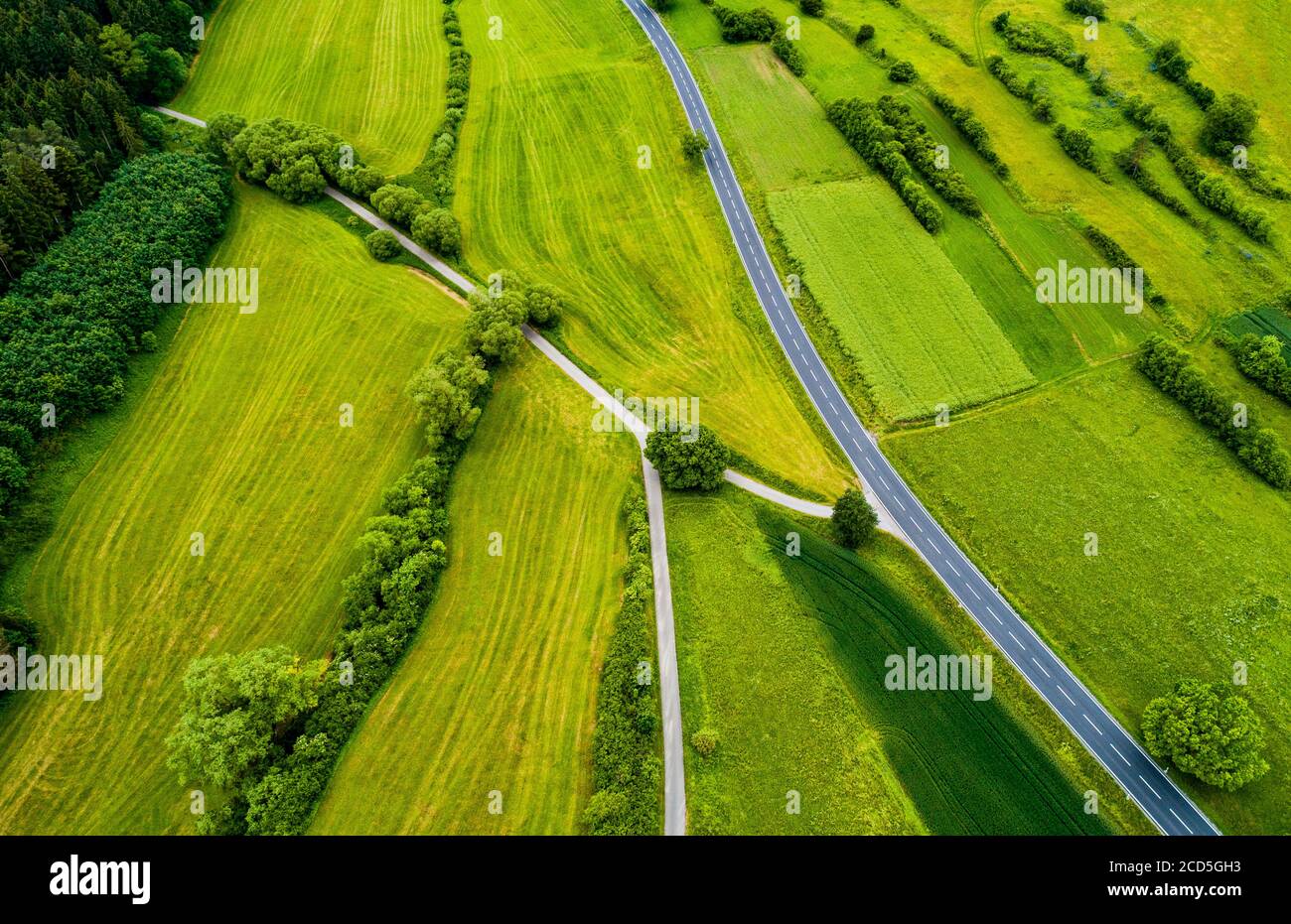 Luftaufnahme der Straße zwischen den Feldern Stockfoto