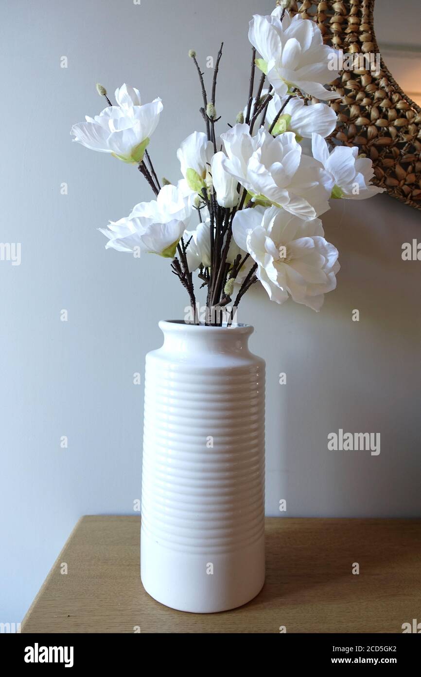 Vase mit knstlichen Blumen auf Beistelltisch im Wohnzimmer Stockfotografie  - Alamy