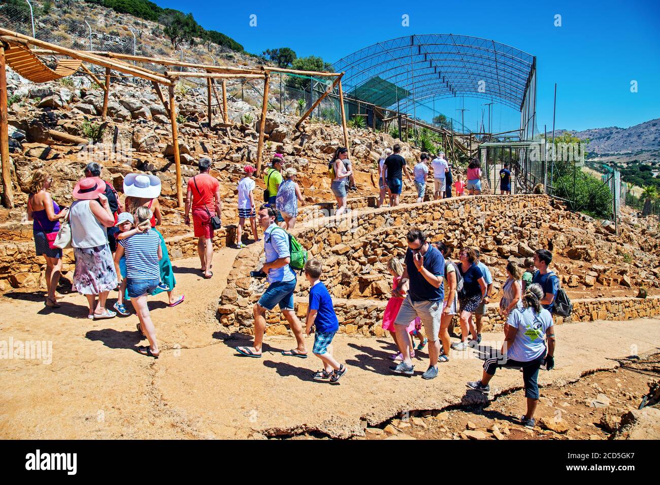 Besucher im Amazonas Park, Zoo zwischen Neapolis & Kourounes Dorf, Gemeinde Agios Nikolaos, Lassithi, Kreta, Griechenland. Stockfoto