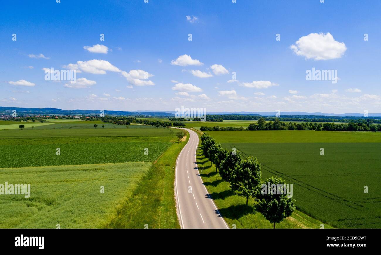Luftaufnahme der Straße durch grüne ländliche Landschaft Stockfoto