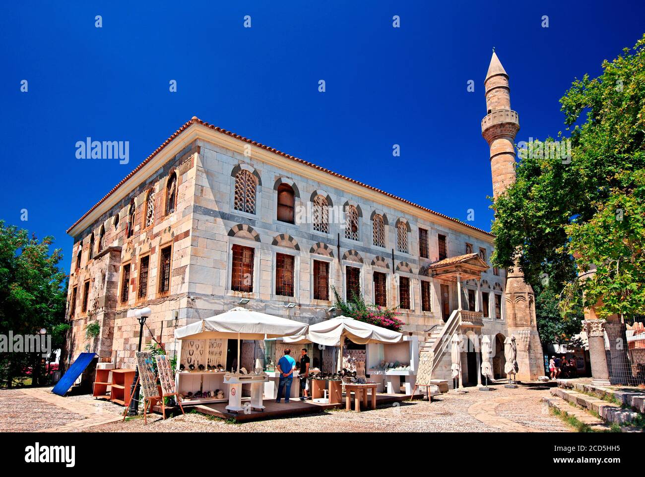 Die Loggia-Moschee, neben dem Baum der Hippokrates, Kos-Stadt, Kos-Insel, Dodekanes, Griechenland. Stockfoto