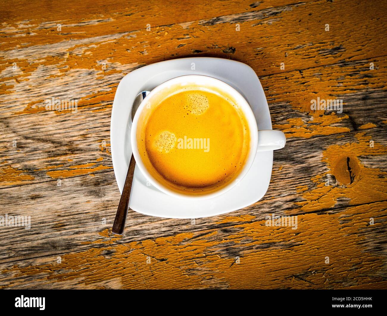 Frische Tasse Kaffee auf einem verwitterten Tisch von oben Stockfoto