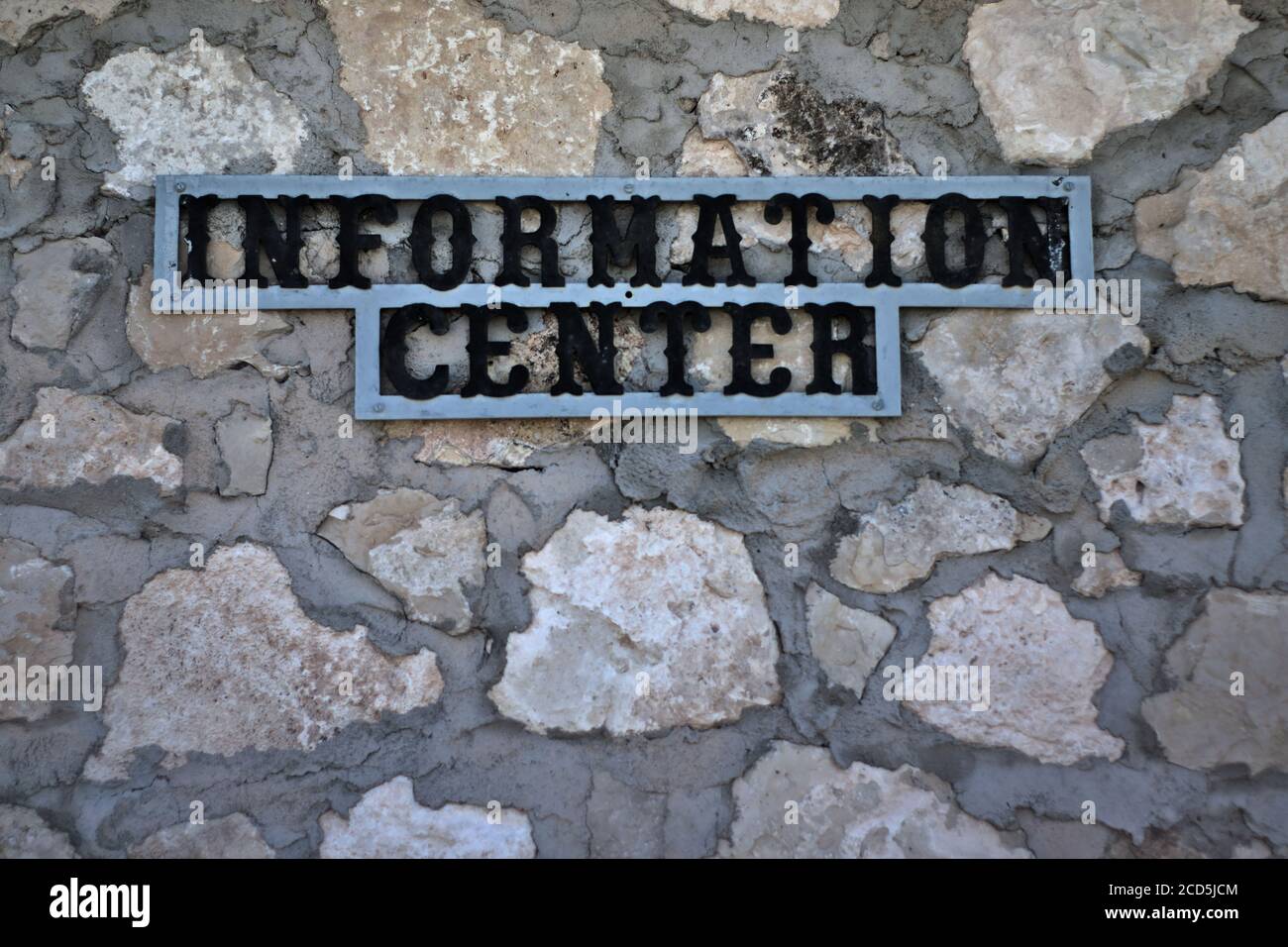 Informationszentrum Zeichen in schwarzen Metallbuchstaben auf Stein und Mörtel Wand außerhalb Park Besucherbüro. Stockfoto