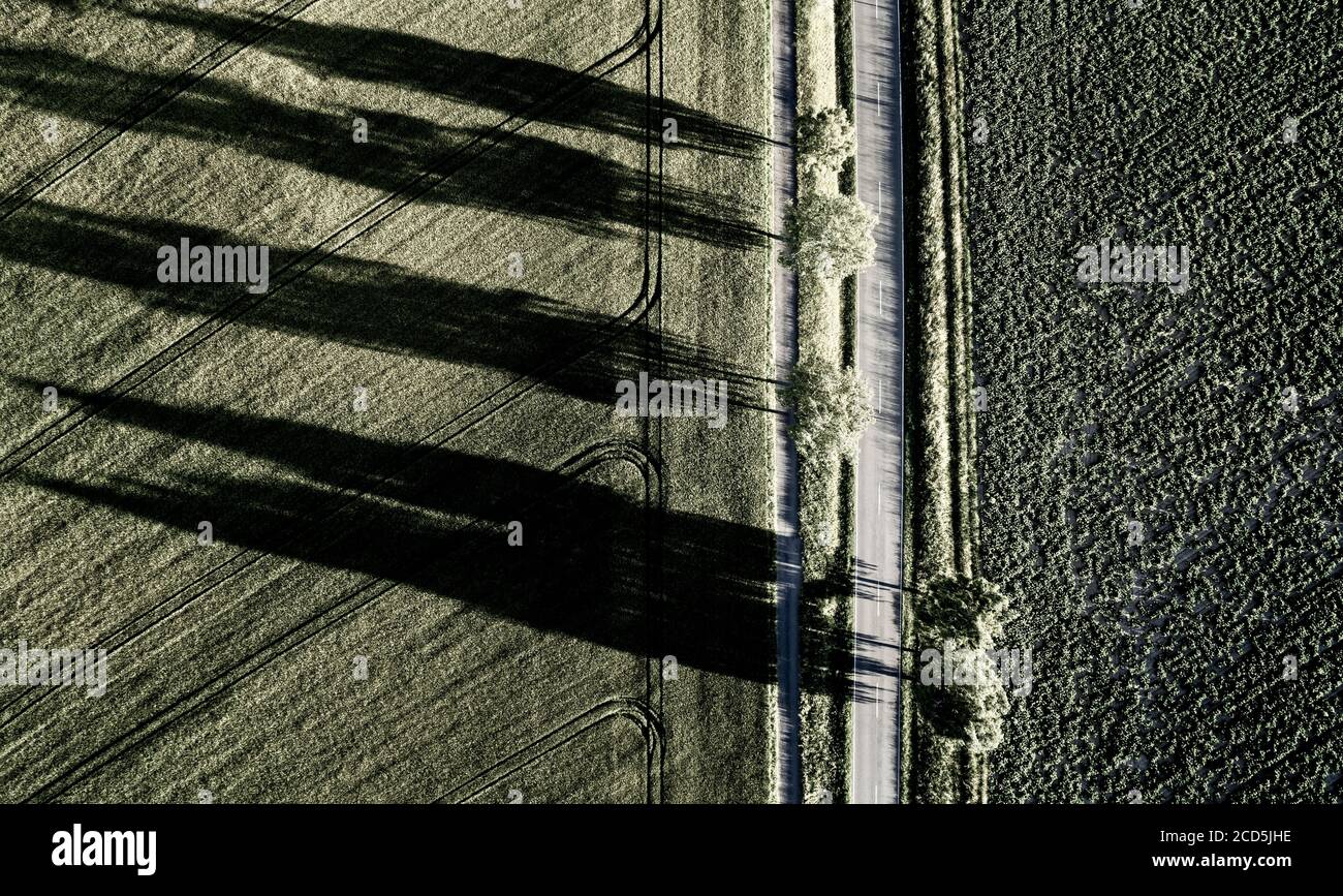Luftaufnahme der Straße durch ländliche Landschaft in schwarz und Weiß Stockfoto