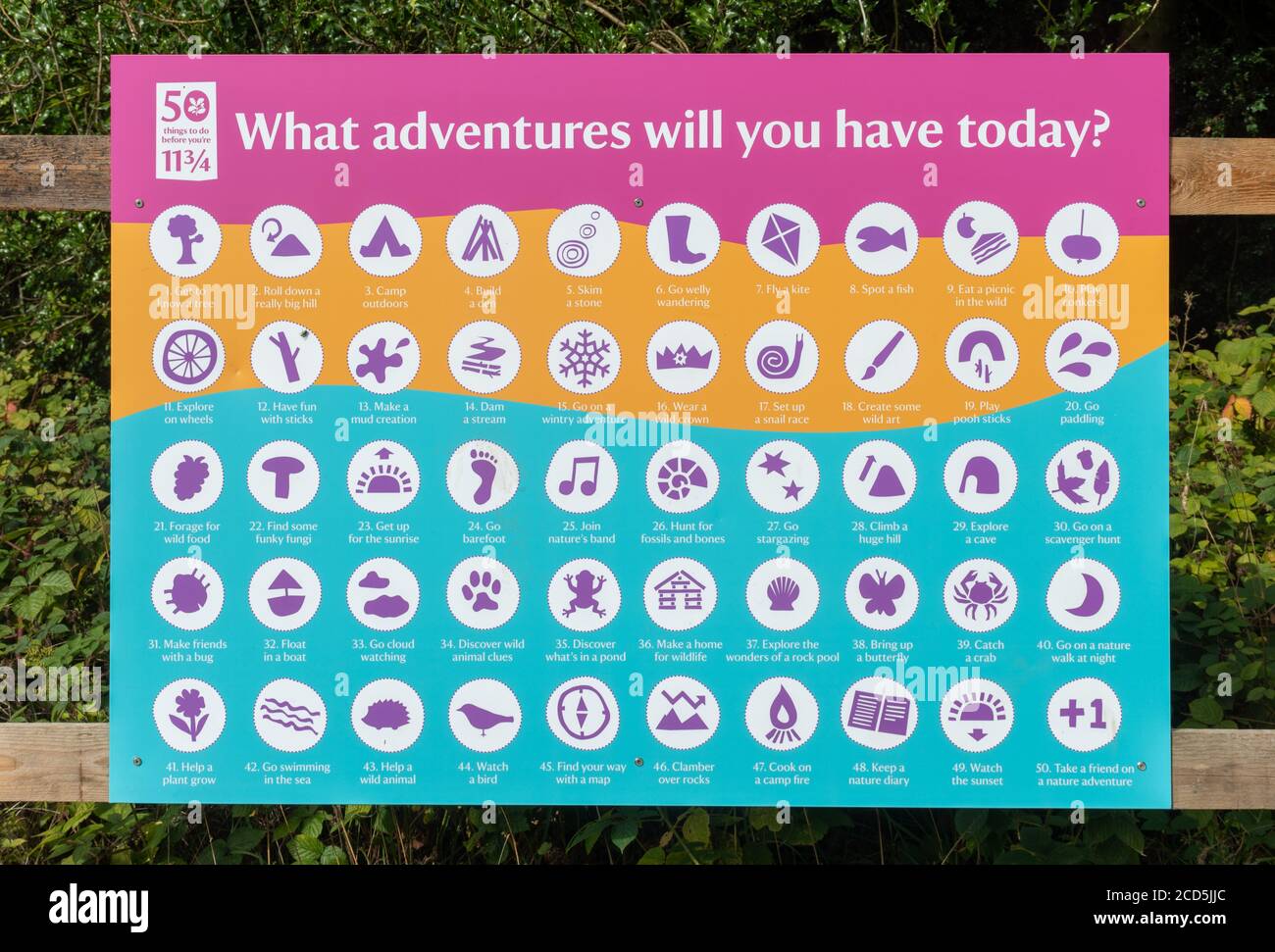 National Trust Poster oder beachten Sie über 50 Dinge zu tun, bevor Sie 11 und 3/4 - Vorschläge für Outdoor-Kinder Abenteuer und Aktivitäten, Großbritannien Stockfoto