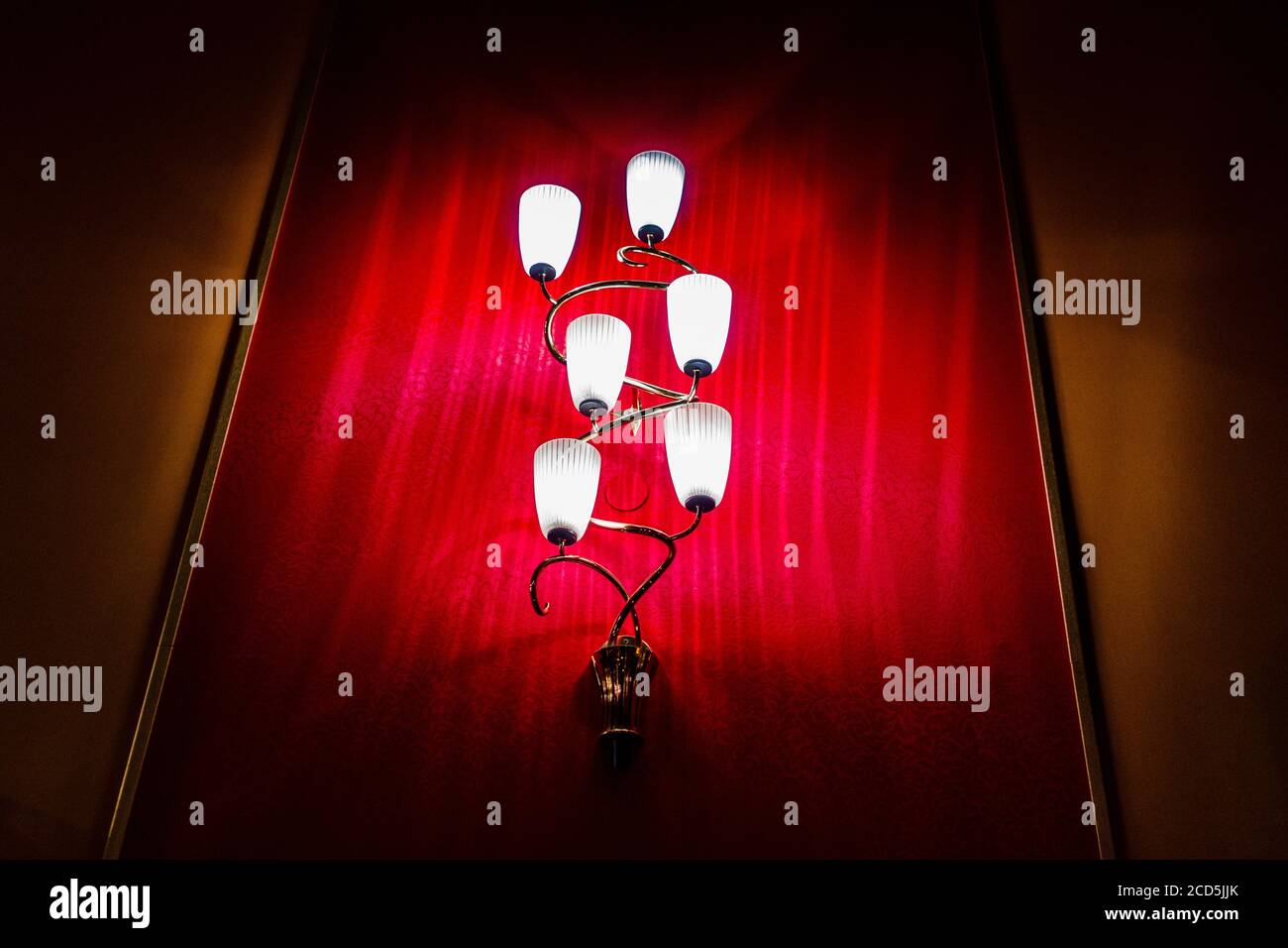 Wandlampe in einem alten Kino Stockfoto
