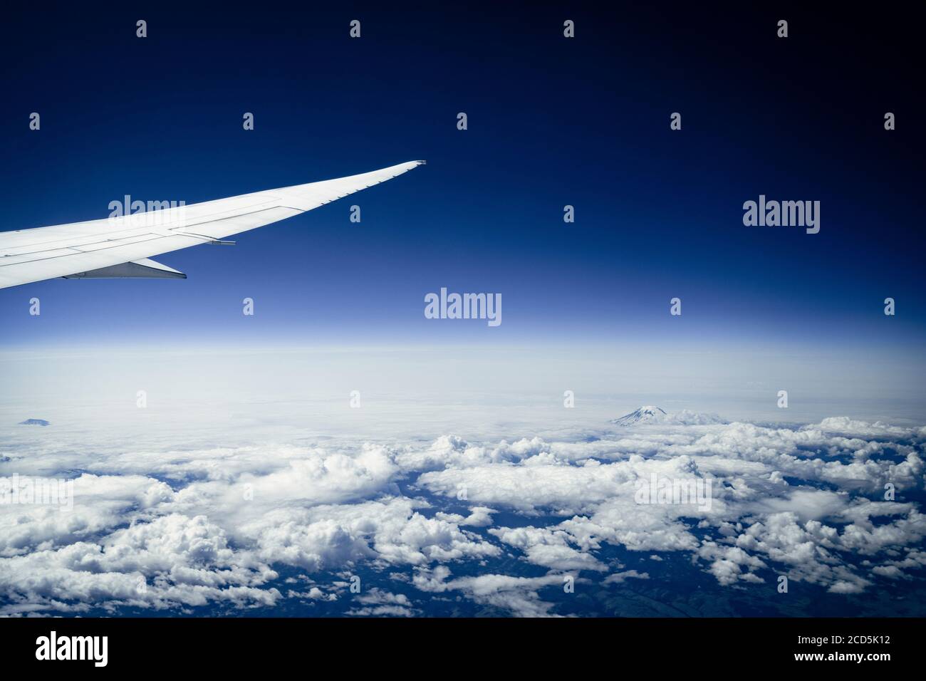 Blick auf den Flugzeugflügel und die Eislandschaft Stockfoto