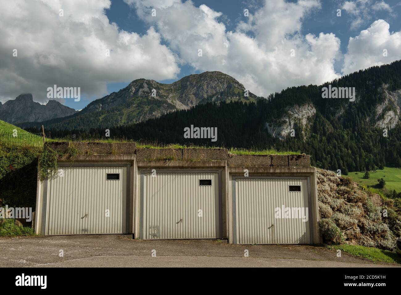 Garagen in Chateau d'Oex und Bergblick, Schweiz Stockfoto