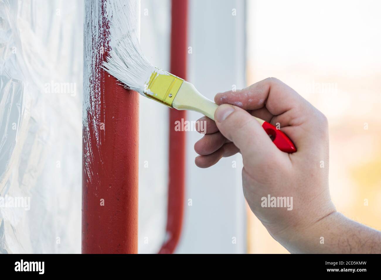 Arbeiter Hand mit Pinsel, die Metallkonstruktion oder Rohre malen. Stockfoto
