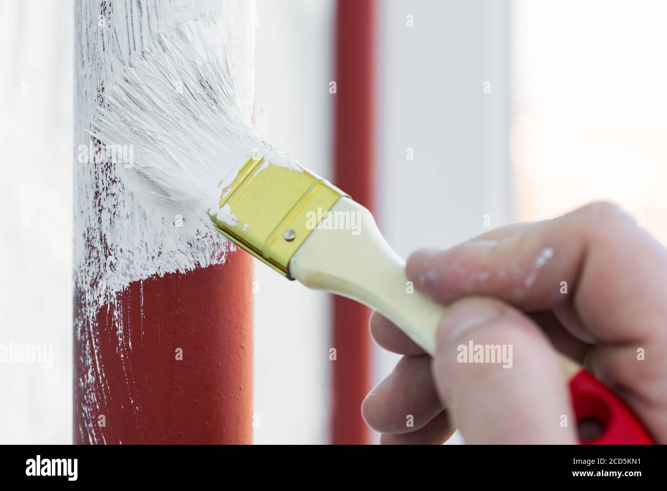 Arbeiter Hand mit Pinsel, die Metallkonstruktion oder Rohre malen. Stockfoto