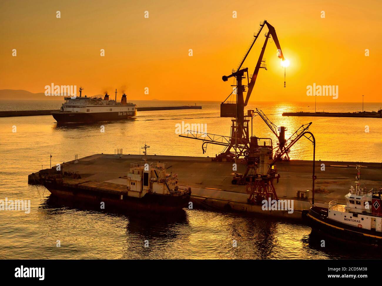 Schiff von Piräus Ankunft im Hafen von Heraklion, früh am Morgen. Kreta, Griechenland. Stockfoto