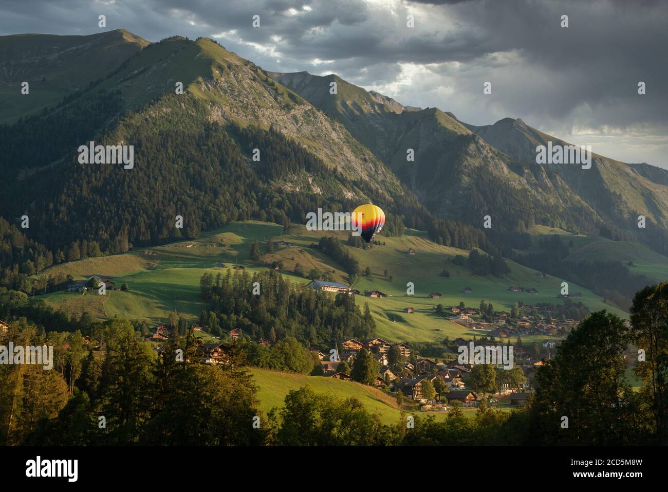 Ballon über Chateau d'Oex, Schweiz Stockfoto