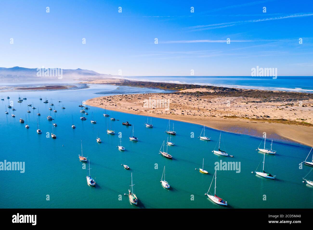 Ansicht von Segelbooten auf See, Morro Bay, Kalifornien, USA Stockfoto