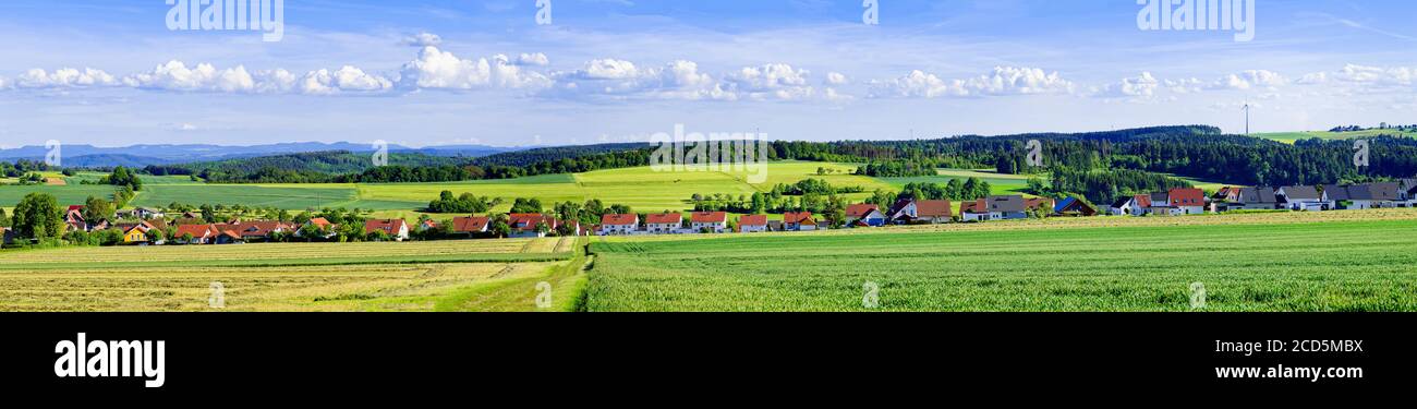 Blick auf Dorf zwischen Feldern, Baden Württemberg, Deutschland Stockfoto