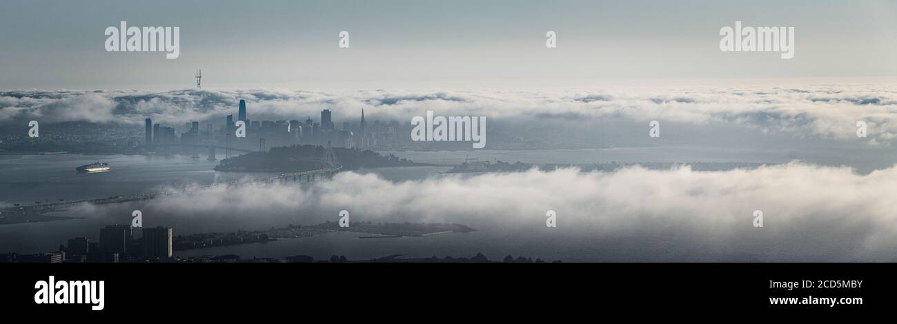 Blick auf die wolkige Skyline von San Francisco, Kalifornien, USA Stockfoto