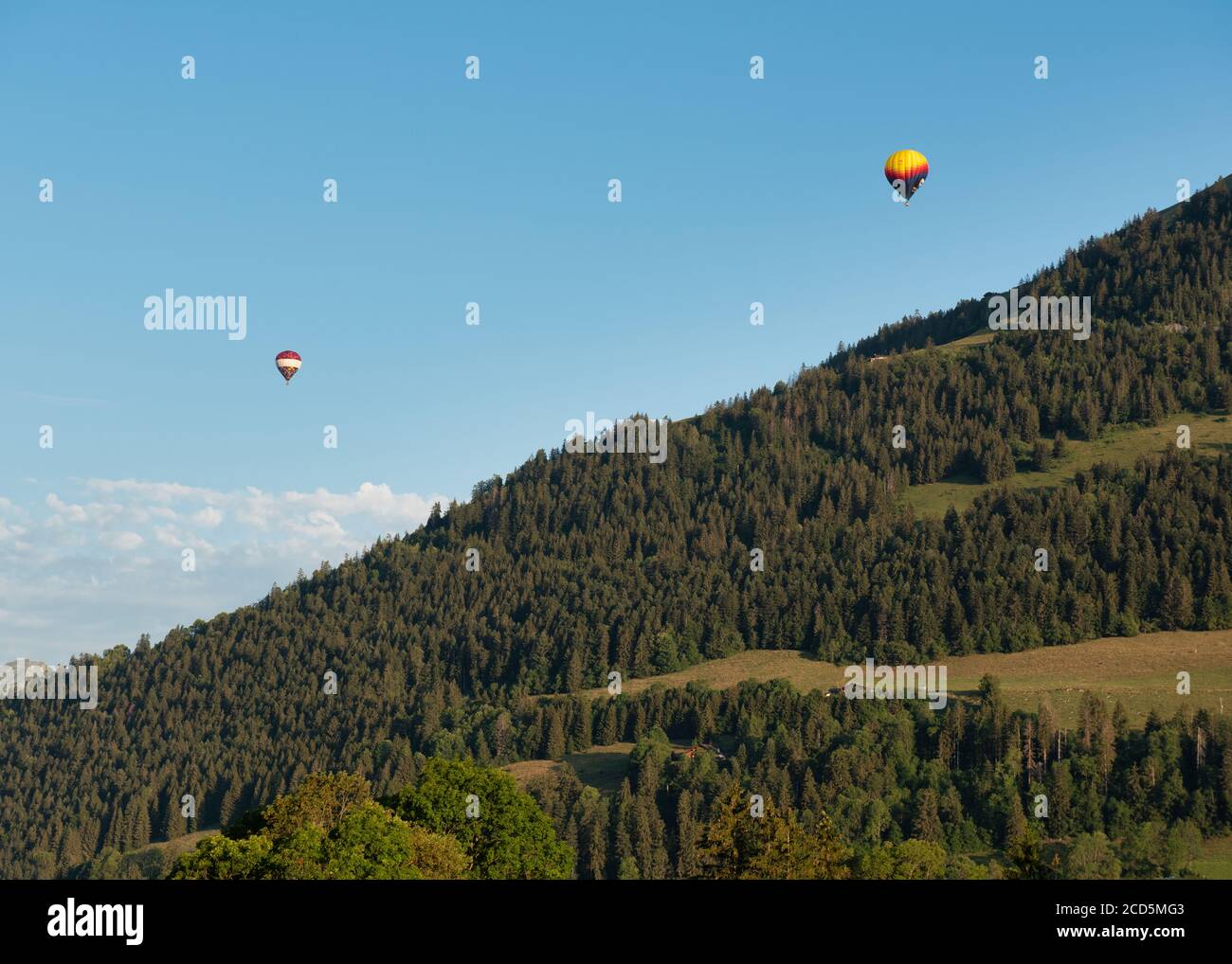 Ballons über Chateau d'Oex, Schweiz Stockfoto