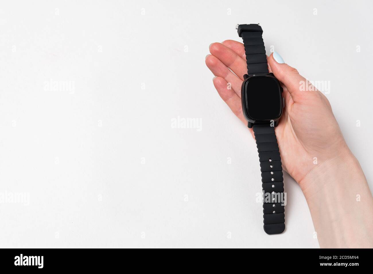 Weibliche Hand hält Smart Uhr. Armbanduhr in der Hand auf weißem Hintergrund. Isolierter Kopierbereich. Stockfoto
