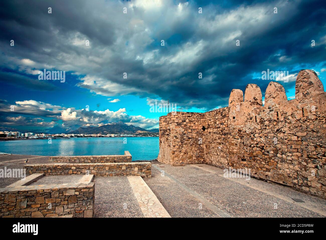 Teilansicht der Stadt Ierapetra und ihrer Burg bekannt als "Kales". Lassithi Präfektur, Kreta Insel, Griechenland. Stockfoto