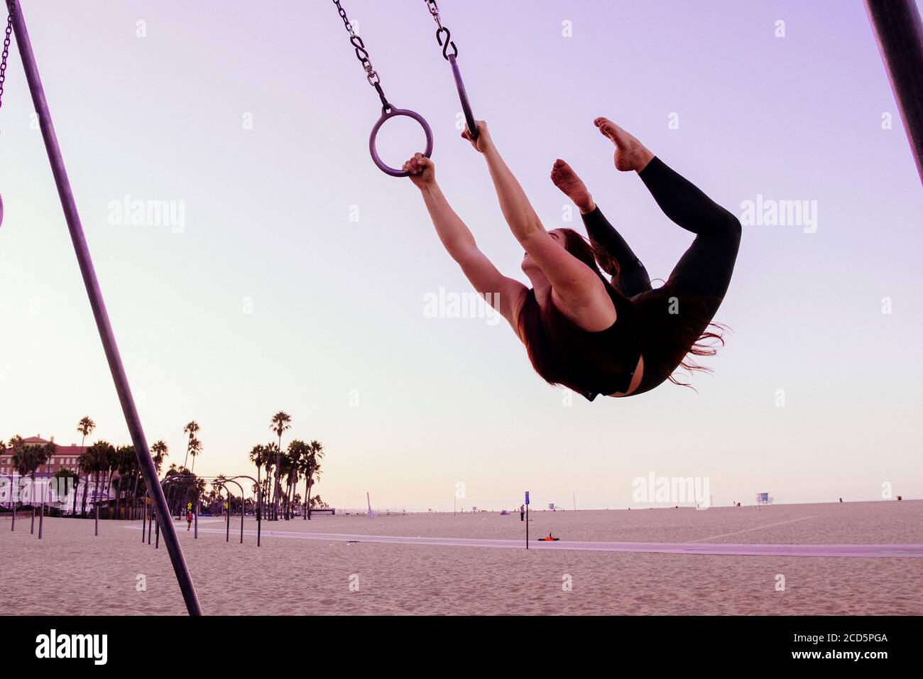Weibliche flugforscherin acrobat am Strand in der Nähe von Santa Monica Pier, Santa Monica, Kalifornien, USA Stockfoto