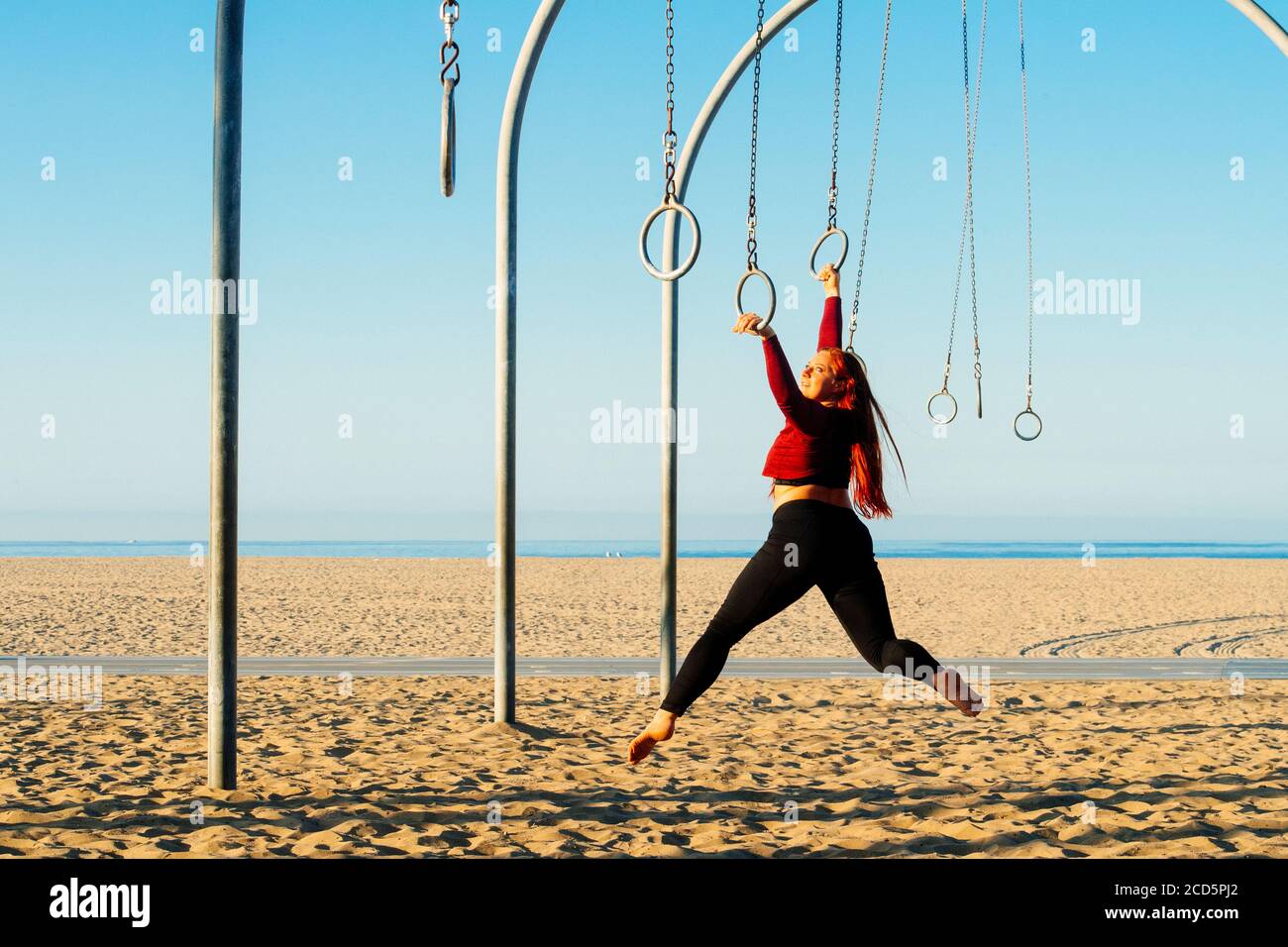 Weibliche flugforscherin acrobat am Strand in der Nähe von Santa Monica Pier, Santa Monica, Kalifornien, USA Stockfoto