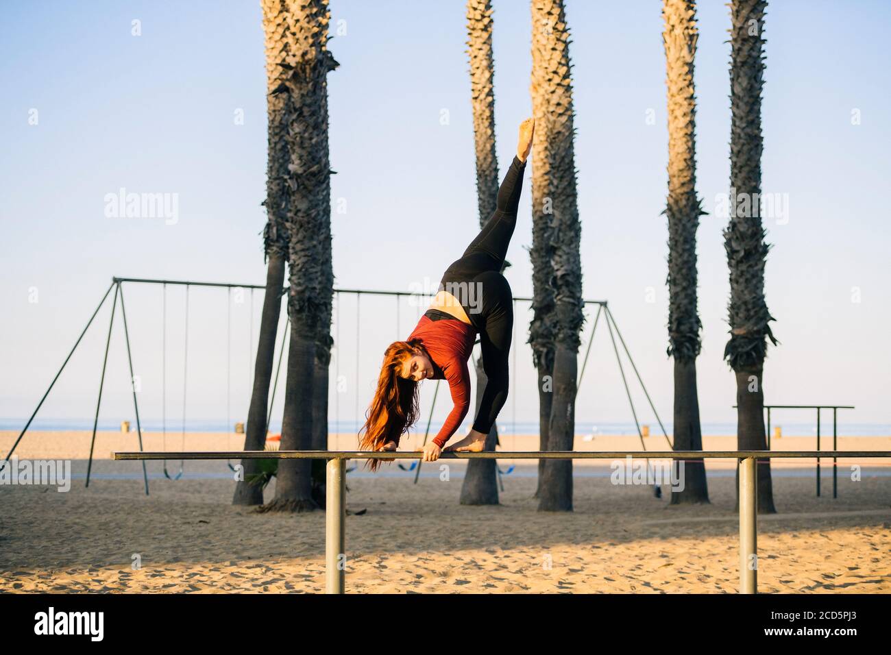 Weibliche flugforscherin acrobat am Strand in der Nähe von Santa Monica Pier, Santa Monica, Kalifornien, USA Stockfoto