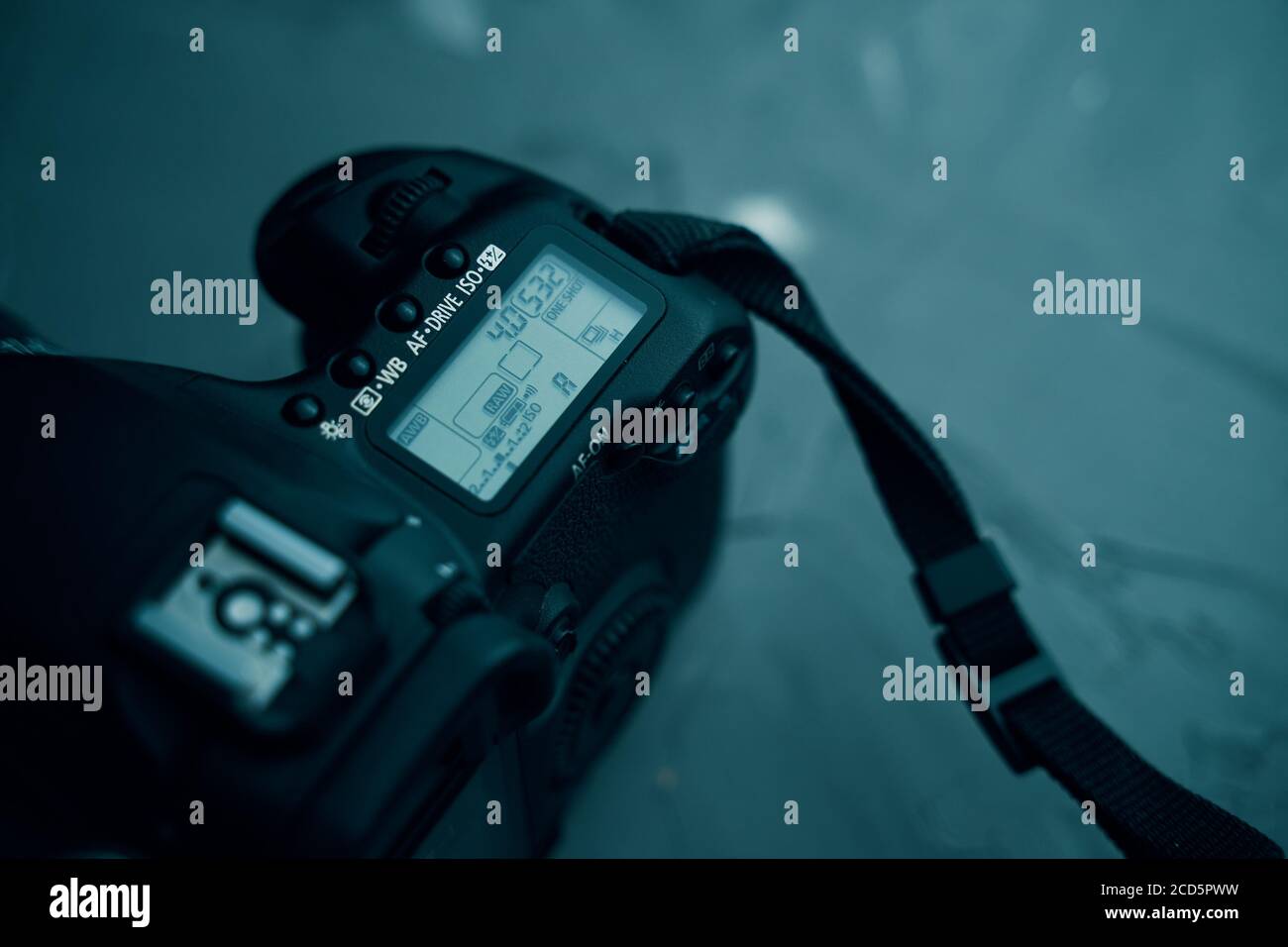 Top Display der Canon Kamera. Abgewinkelte Ansicht von oben nach unten, Anzeige über dem Bildschirm und den Bedienelementen. Bischkek, Kirgisistan - 17. Dezember 2019. Stockfoto