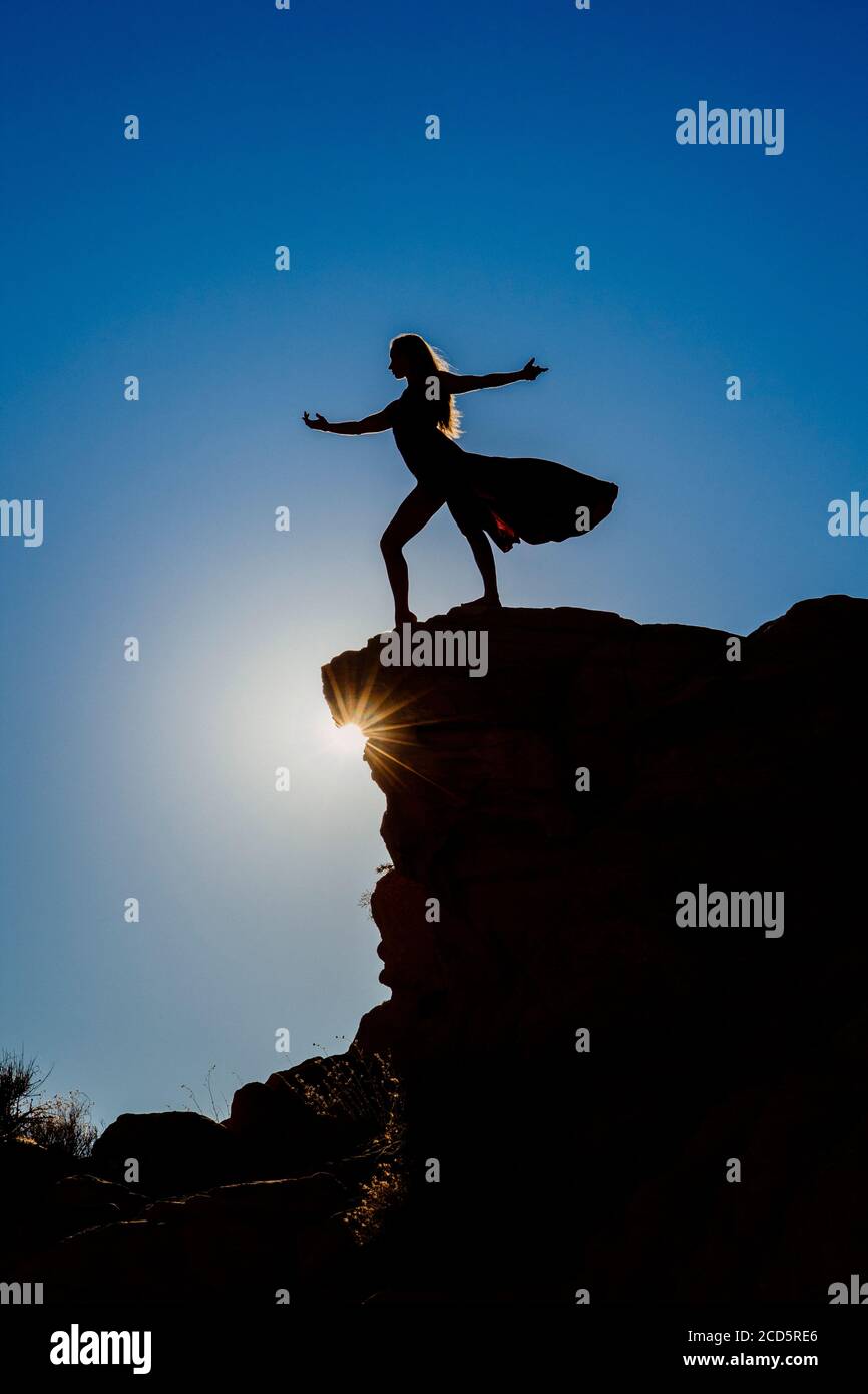 Frau Silhouette auf Felsen, Aztec Sandstein, Valley of Fire State Park, Mohave Desert, Overton, Nevada, USA Stockfoto