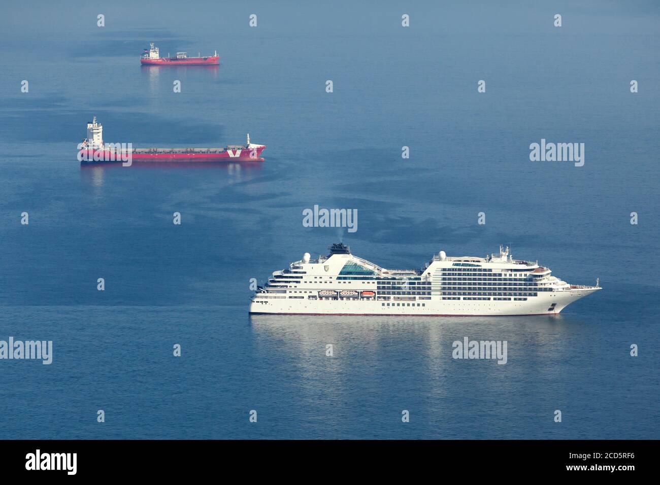 SCHEVENINGEN - Boote vor der Küste vor Anker. Wegen des Corona-Virus sind Kreuzer nicht in Betrieb Stockfoto