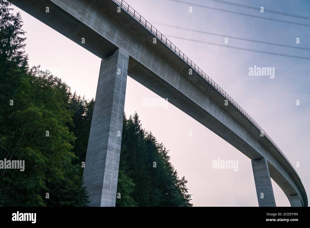 Straßenbrücke bei Reutte, Blick von unten, Sommerabend Stockfoto