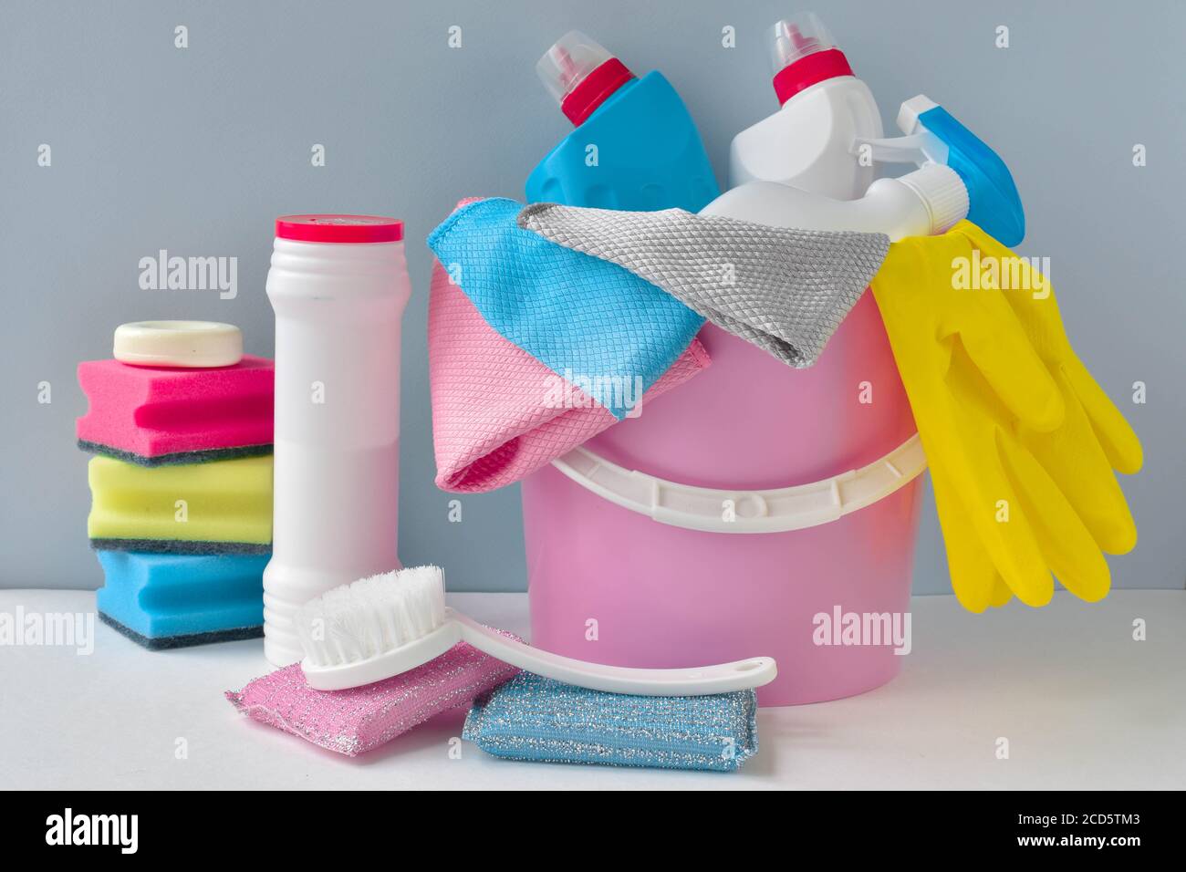 Verschiedene Flaschen Waschschwämme, Lumpen und Handschuhe mit Bürsten. Alles zum Reinigen an einem Ort. Inventar für das Zimmermädchen. Virenschutz. Disi Stockfoto
