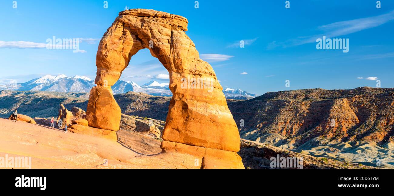Blick auf Delicate Arch mit La Sal Mountains im Hintergrund, Arches National Park, Moab, Utah, USA Stockfoto