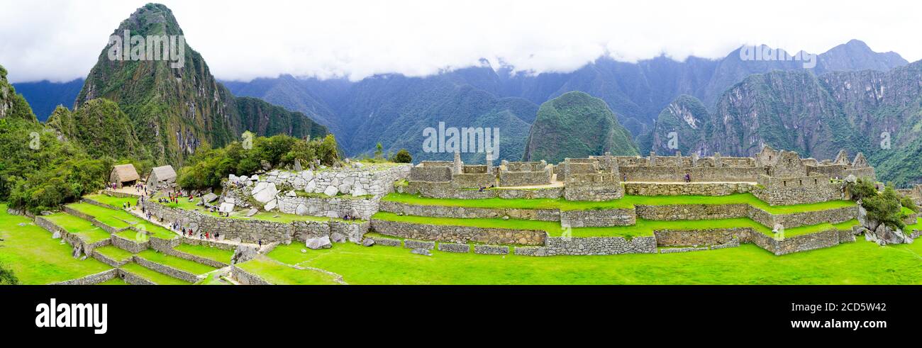 Hauptplatz in den inkanischen Ruinen von Machu Picchu mit Huayna Picchu auf der linken Seite, Aguas Calientes, Peru, Südamerika Stockfoto
