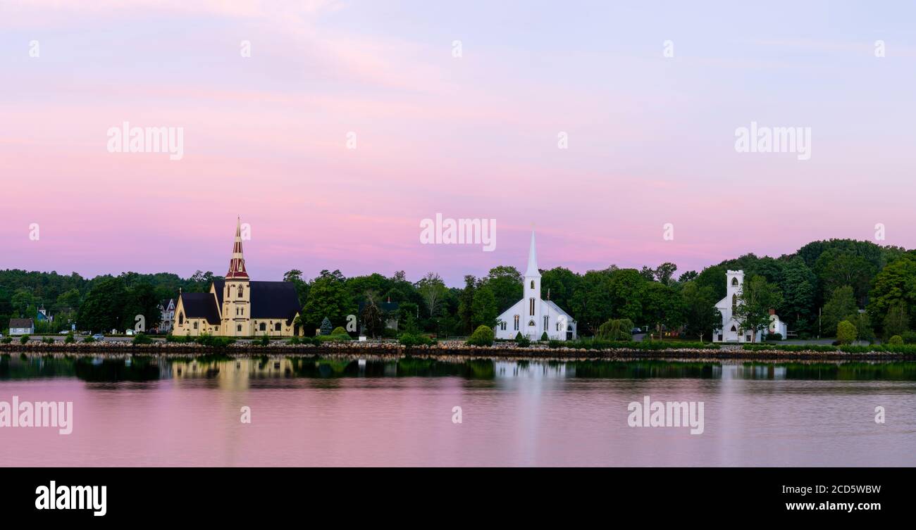 Berühmte Kirchen entlang der Mahone Bay bei Sonnenuntergang, Lunenburg, Nova Scotia, Kanada Stockfoto