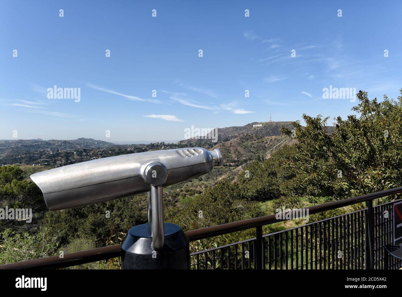 LOS ANGELES, KALIFORNIEN - 12. FEB 2020: Besucherteleskop auf der Westseite des Griffith Park Observatory mit dem Hollywood-Schild in der Ferne. Stockfoto