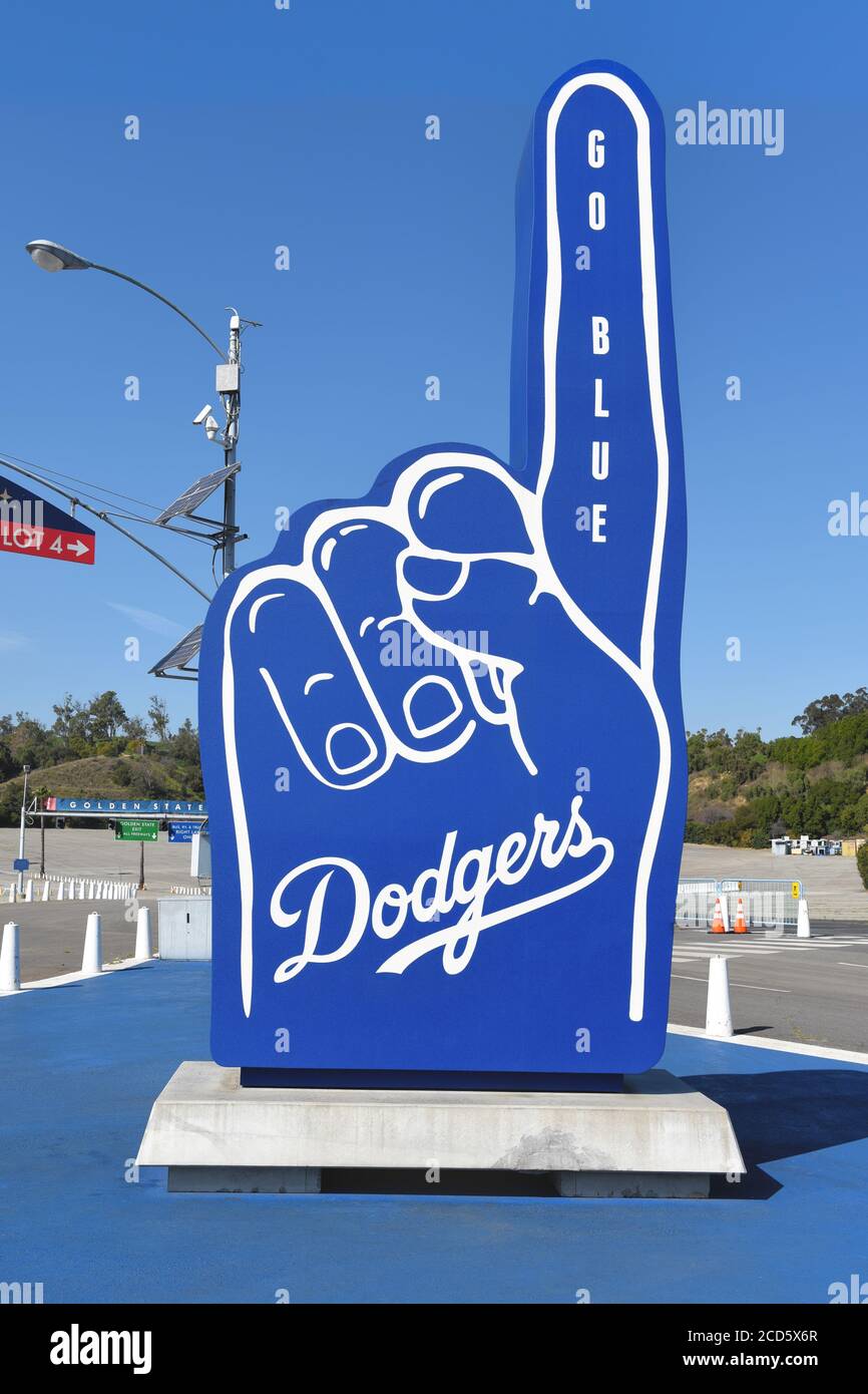 LOS ANGELES, KALIFORNIEN - 12. FEB 2020: Nahaufnahme einer Nummer-1-Handfigur mit Go Blue im Dodger Stadium. Stockfoto