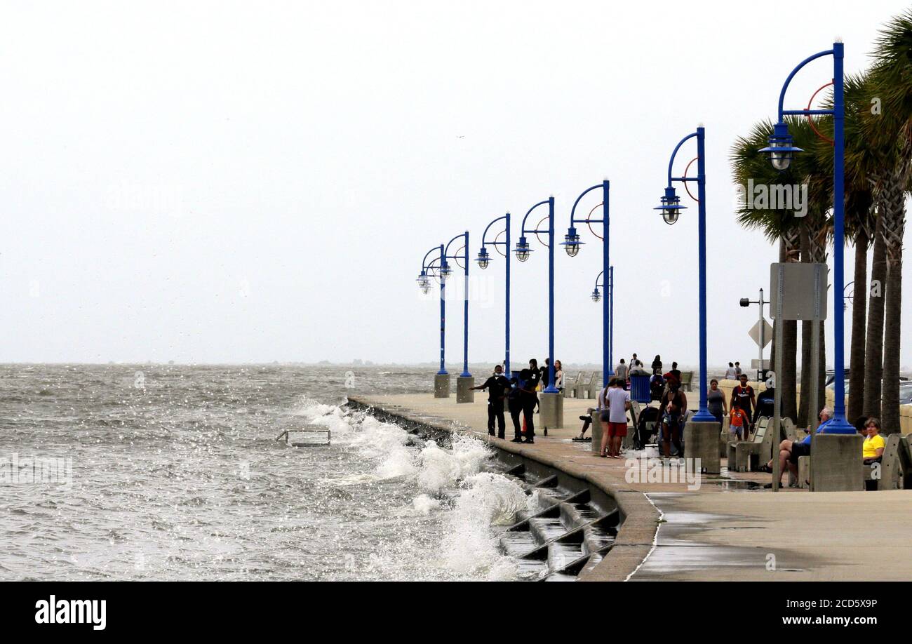 New Orleans, Usa. August 2020. Touristen besuchen den Lakeshore Drive in New Orleans, als Hurrikan Laura, ein großer Sturm der Kategorie 4, die Küste von Louisiana am Mittwoch, den 26. August 2020, überkommt. Foto von AJ Sisco/UPI Kredit: UPI/Alamy Live Nachrichten Stockfoto